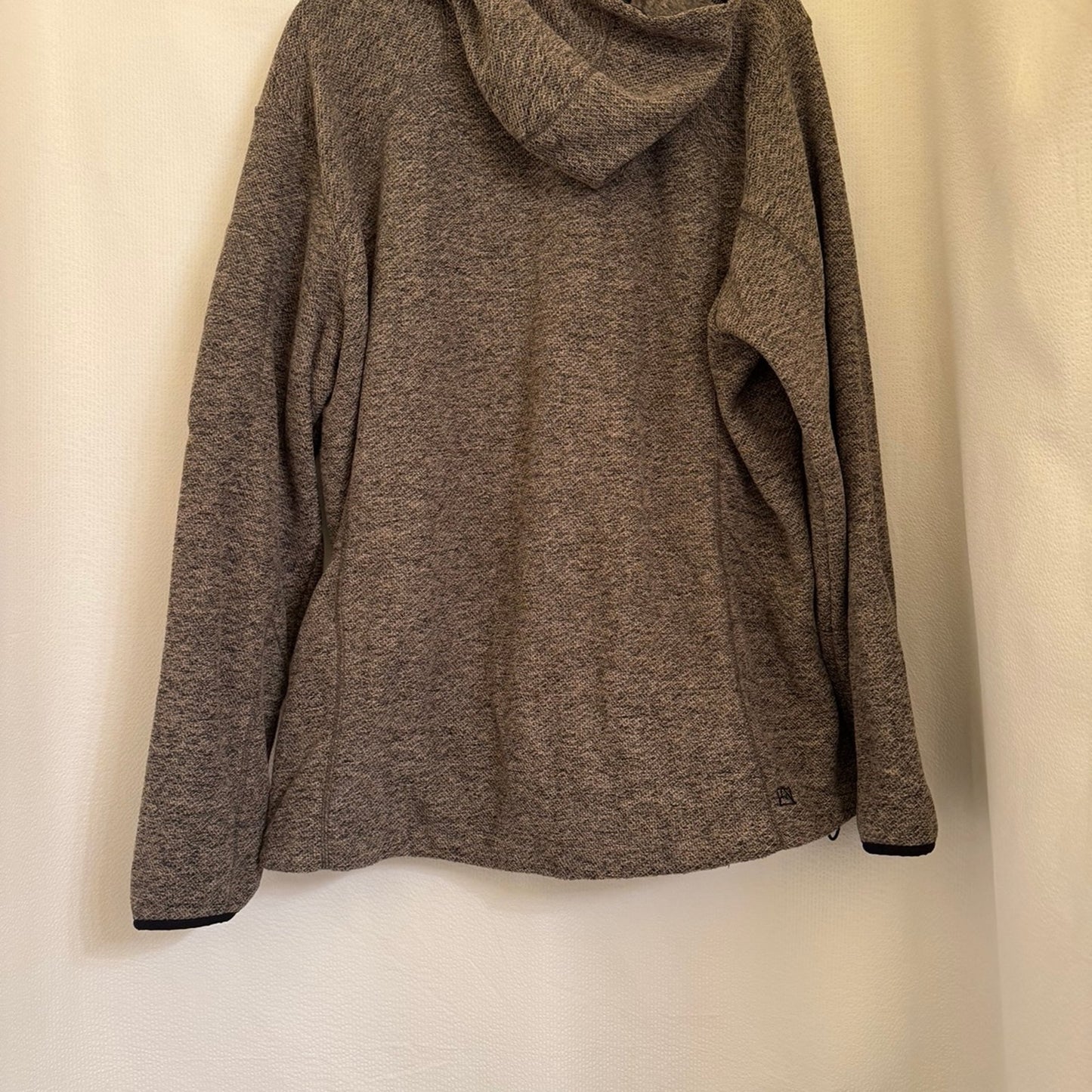 Avalanche zip hooded zip jacket.